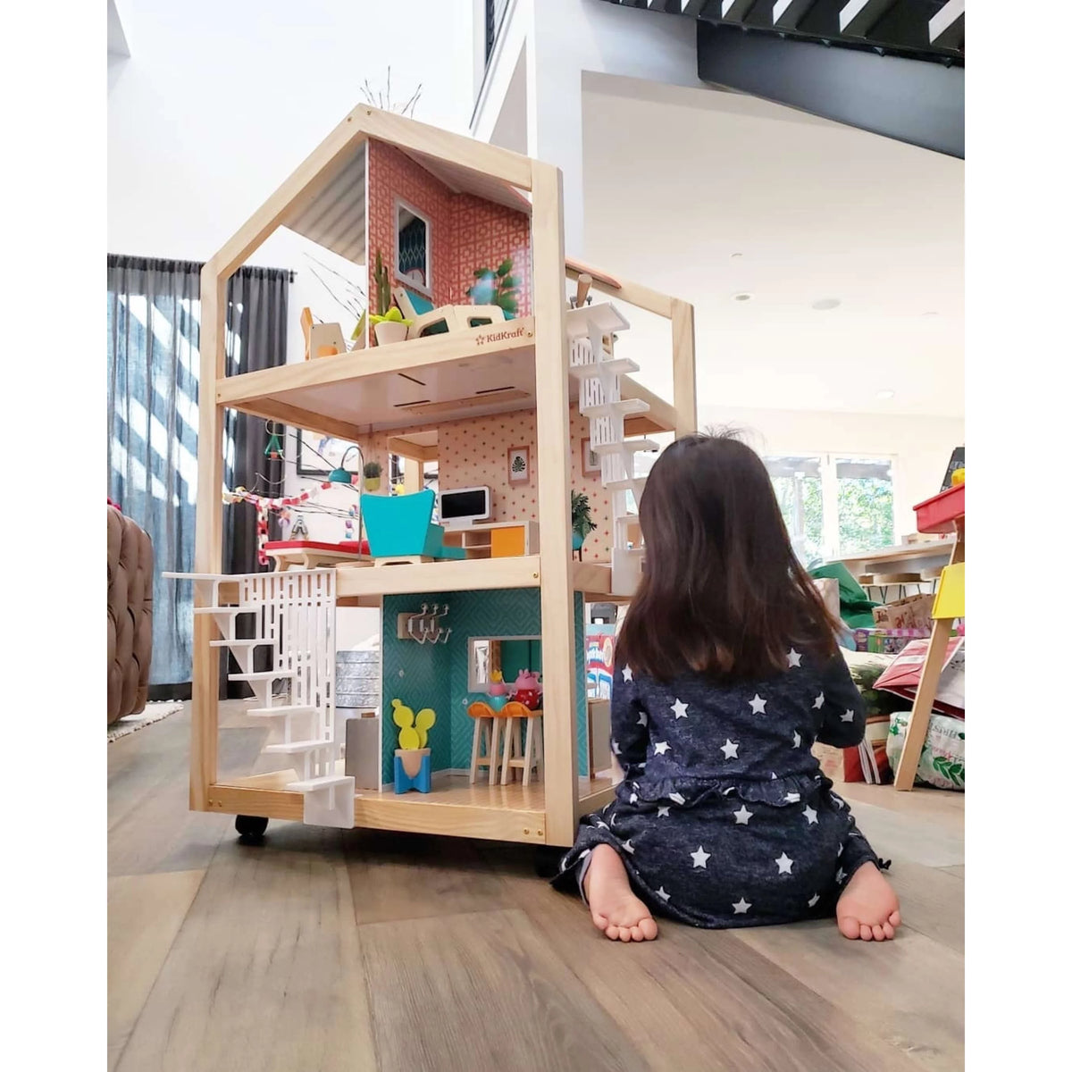 Wooden Dollhouse with 42 Accessories J684