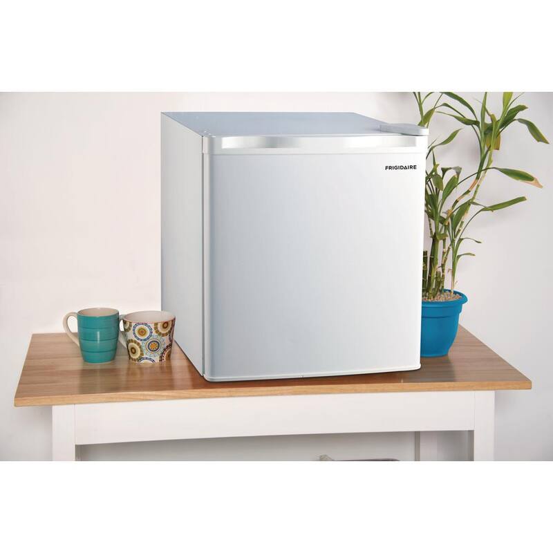 White 1.6 cu. ft. Mini Fridge with Freezer O2938